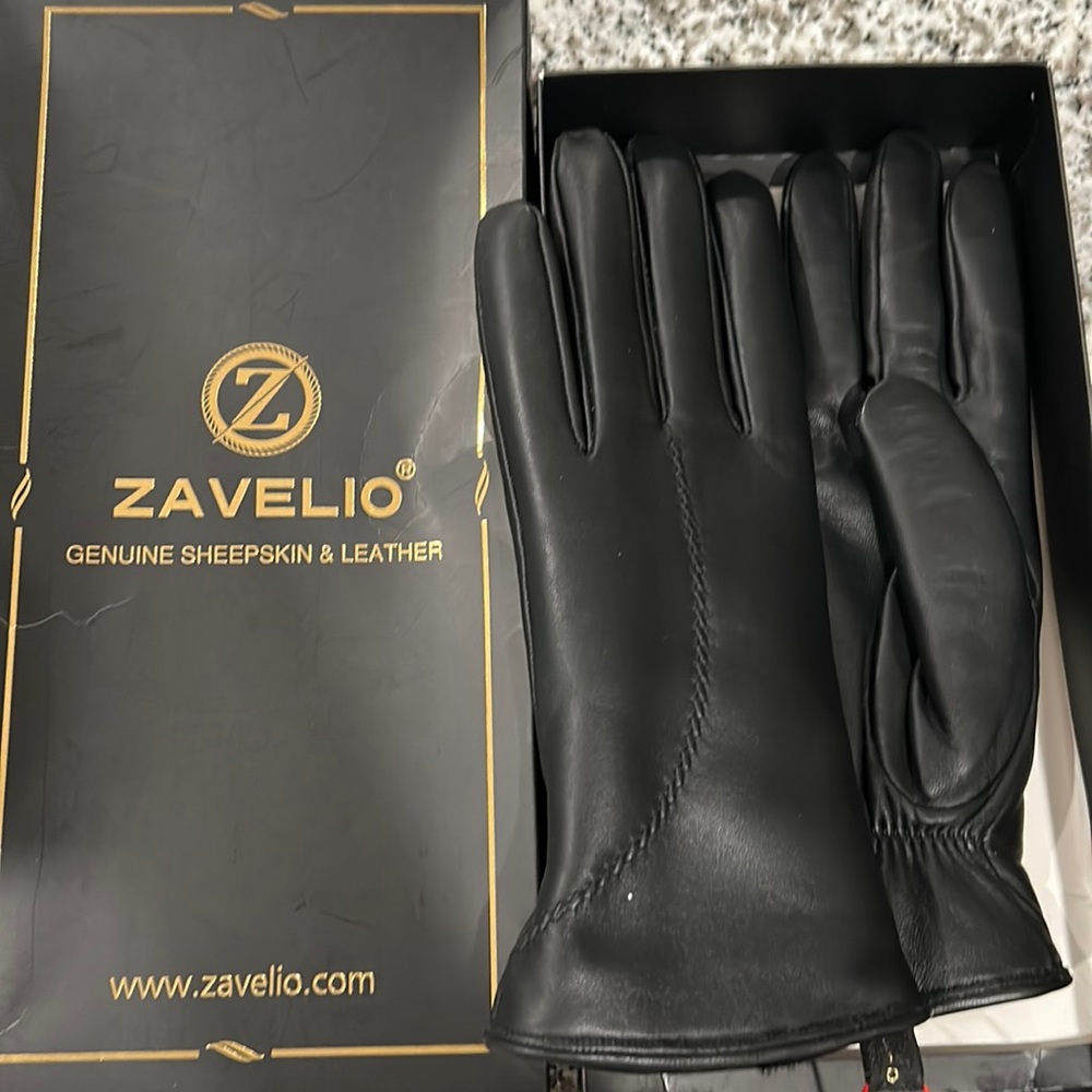 Brand new Zavelio women’s Medium black leather touchscreen gloves with sheepskin